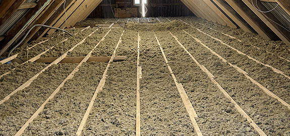 Vindsbjälklag med lösullsisolering av cellulosa